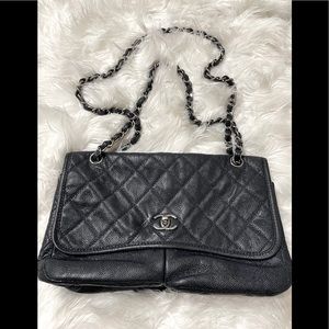 Chanel authentic medium flap bag. Limited addition in dark navy color!